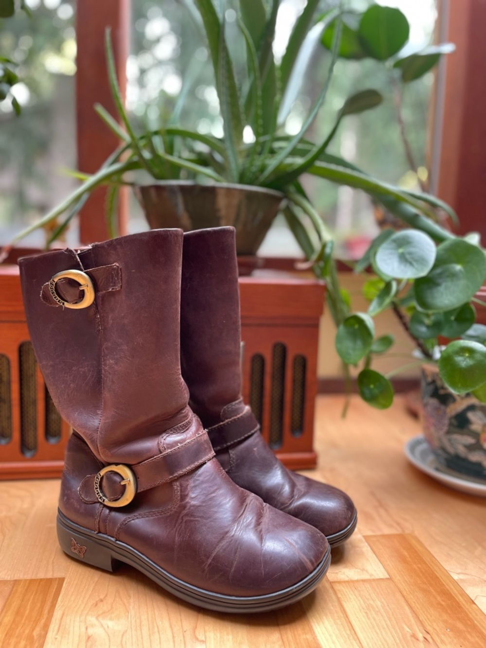 Women’s Size 8 Genuine Leather Boots